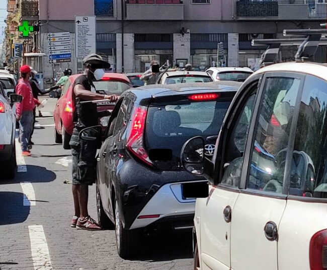 Catania e i continui assalti dei lavavetri agli automobilisti in via Giuffrida: la richiesta di Ferrara (III Municipio)