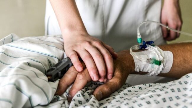 Covid Sicilia, mamma e papà ricoverati: due bimbi da soli in auto, i medici li accudiscono in ospedale
