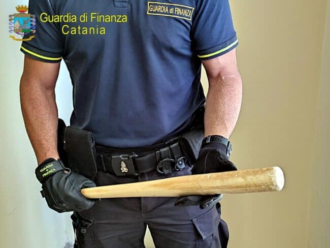 Catania, controlli a “fera o luni” e Librino: capi contraffatti e catanese con mazza in auto