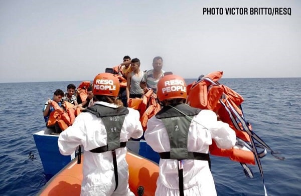 Migranti in mare, la ResQ – People saving people attracca ad Augusta: in 166 scendono dalla nave