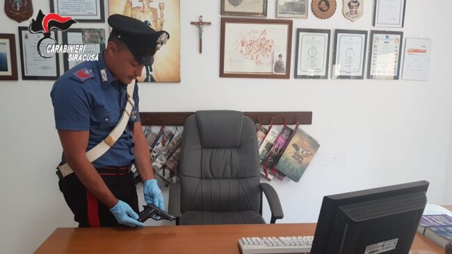 Pachino, già ai domiciliari: 36enne in casa con arma clandestina e munizioni, condotto in carcere