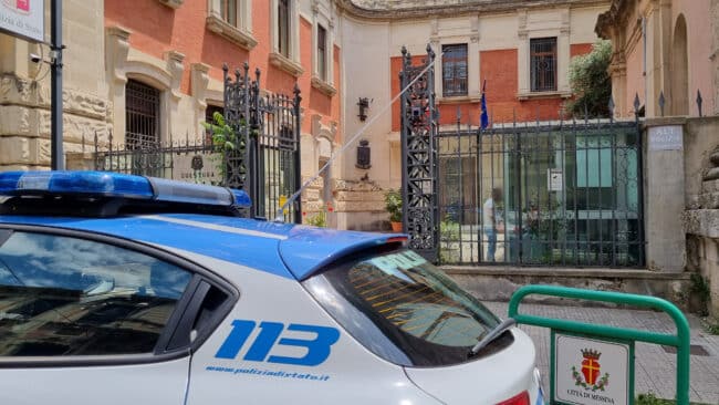 Vende prestazioni sessuali di fantomatica escort, incassa i soldi e truffa i clienti: nei guai 42enne