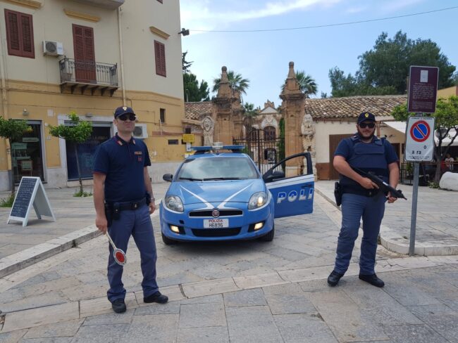 Atti persecutori nei confronti di una donna: arrestati due fratelli