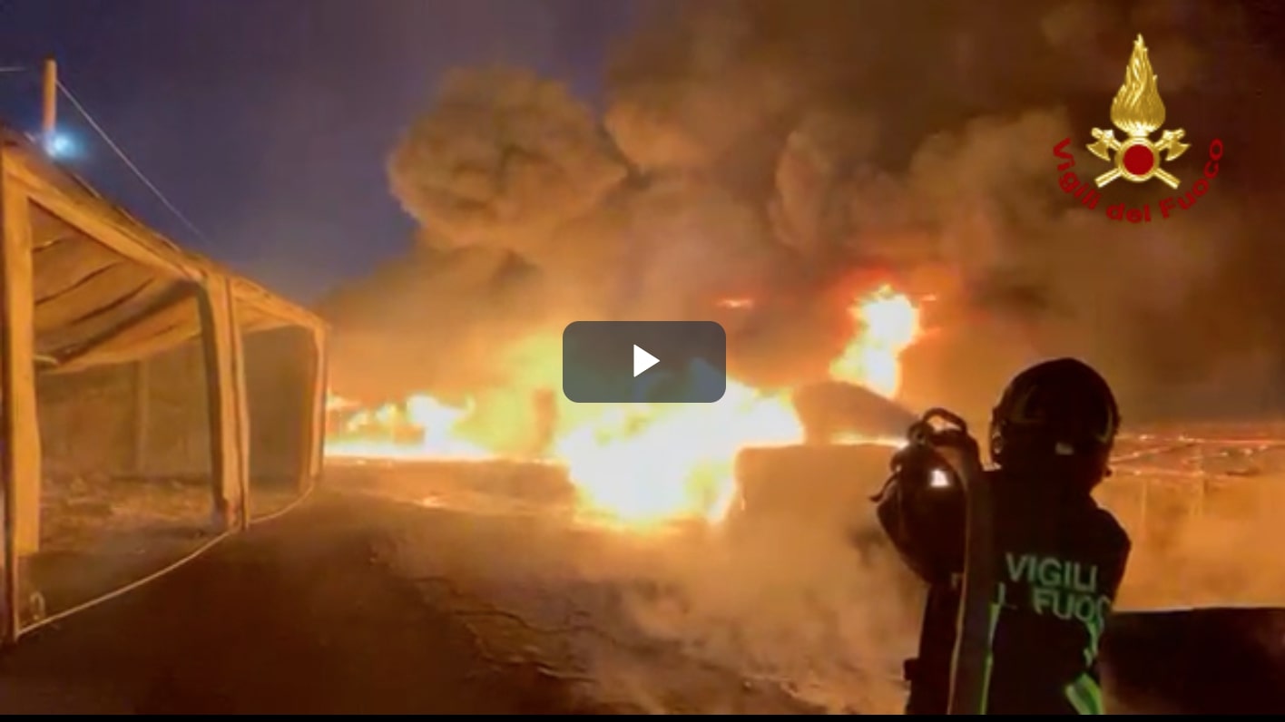 Rotoli di plastica in fiamme, vasto incendio in un’azienda di Marina di Ragusa – Il VIDEO