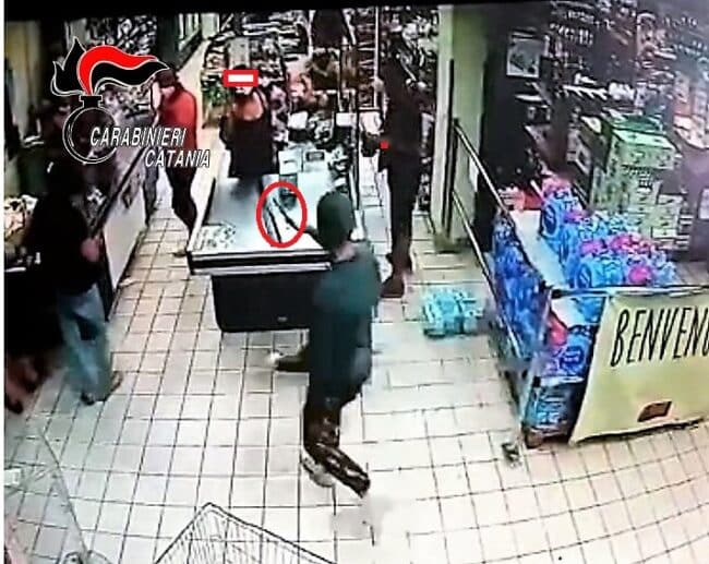 Rapina nel Catanese, paura alla CRAI: 20enne catturato in casa con il malloppo