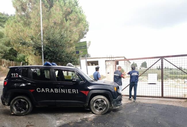 Isola ecologica senza autorizzazioni e spazzatrice non assicurata: denunciato sindaco