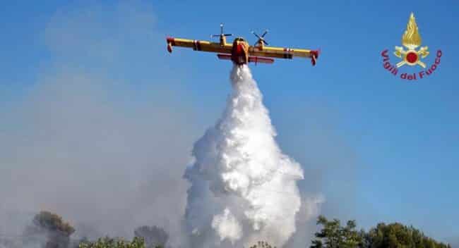 Ancora incendi in Sicilia, canadair in azione da stamattina a Petralia Sottana: evacuata Asp e residenza per anziani