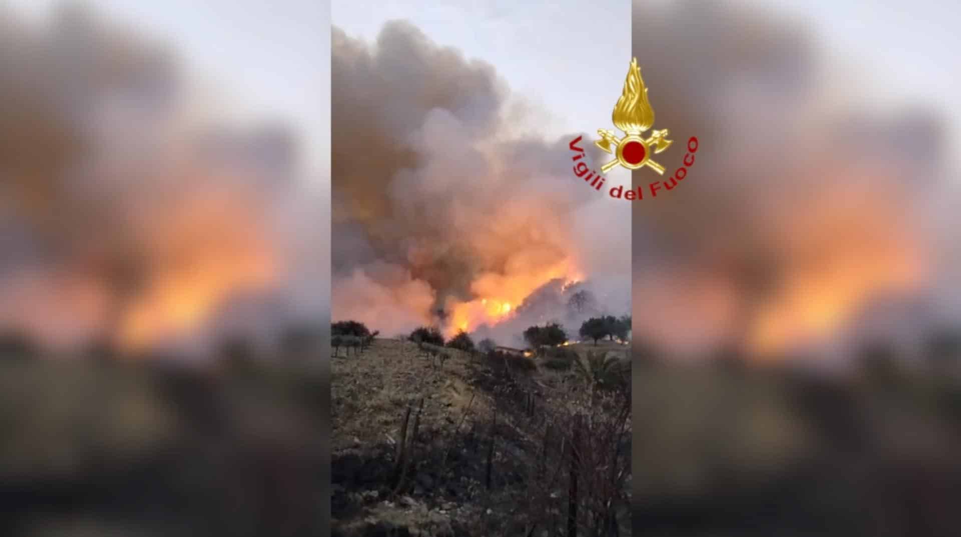 Sicilia, ennesima notte di lavoro a causa incendi: stalle in fiamme e case evacuate – FOTO e VIDEO