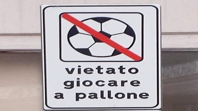 Divieto di giocare a pallone, nuova ordinanza del sindaco: sanzioni salate per i trasgressori