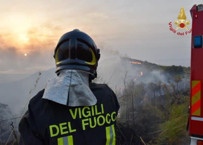 Emergenza incendi in Italia, sono 1.130 gli interventi nelle ultime 24 ore: ancora 5 roghi attivi