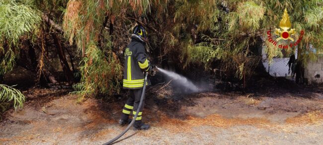 Vigili del fuoco in azione nel Catanese, la situazione più critica ad Acireale: gli interventi di oggi – FOTO