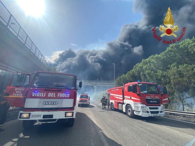 Incendi, continua a bruciare la Sicilia: 658 gli interventi effettuati ieri, aiuti da Genova – I VIDEO