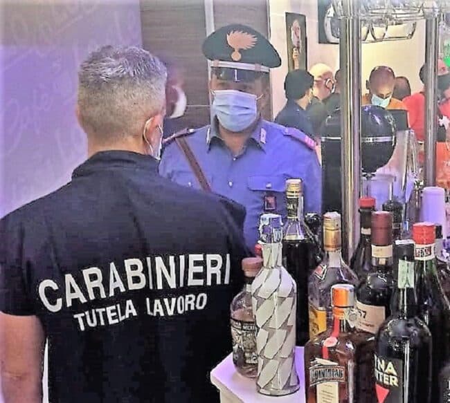 Stangata a un bar di piazza Umberto, dipendenti in nero e 13 chili di carne priva di tracciabilità