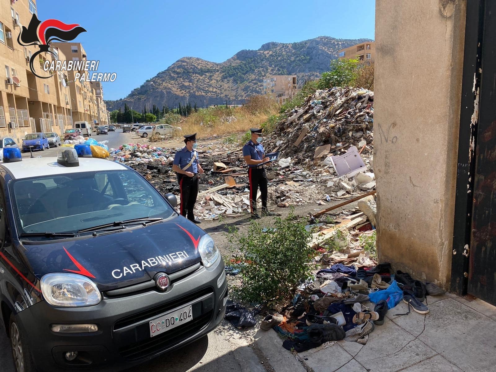 Palermo, beccato a bruciare rifiuti: in manette un 50enne