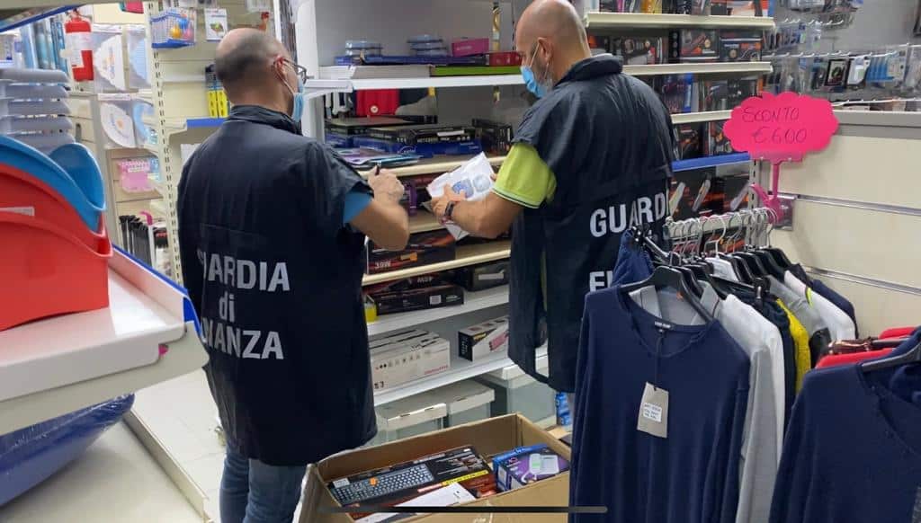 Palermo, maxi sequestro di oltre 1.300 articoli non sicuri e calzature con marchi contraffatti