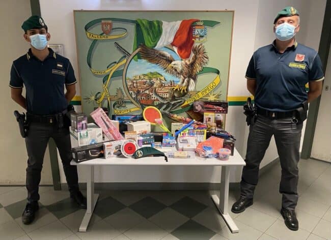 Doppio sequestro in due negozi, capi contraffatti e articoli non sicuri