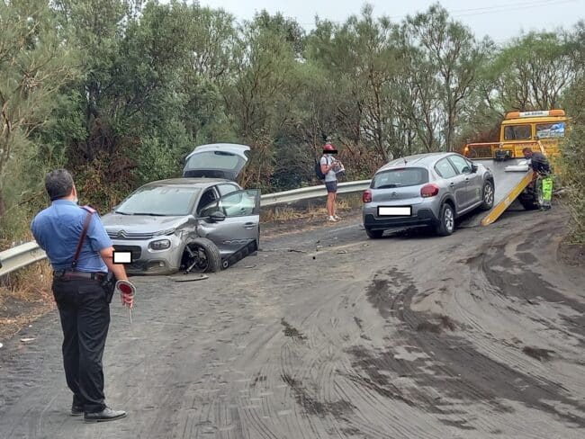Etna, incidente sulla strada tra Zafferana e Rifugio Sapienza: sabbia vulcanica possibile causa