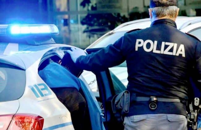 Spacca un bicchiere in testa al compagno della madre, arrestato trentenne