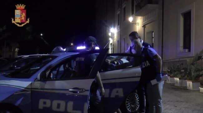 Squadra Mobile all’hotspot di Lampedusa, fermati i 5 scafisti del maxi sbarco del 28 agosto: il VIDEO dell’arresto