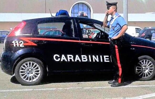 Uomo supera le casse senza pagare e si dilegua tra la folla: denunciato 33enne nel catanese