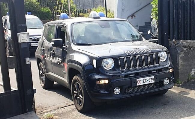 Sorpreso a spacciare aggredisce i carabinieri con l’aiuto del gemello: arrestato 22enne, fratello denunciato