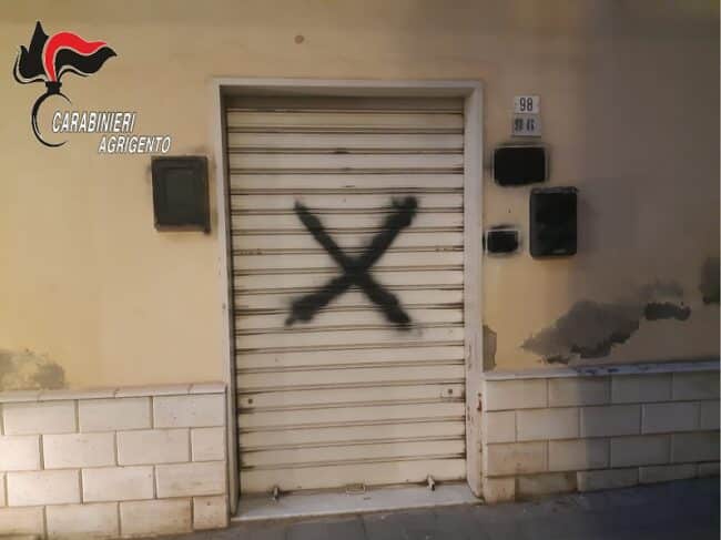 Croce nera sulla porta dell’ambulatorio, rintracciato l’autore dell’intimidazione: era un anziano “insospettabile”