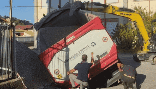 L’asfalto cede vicino a una scuola e un camion ci finisce dentro: distrutto il mezzo