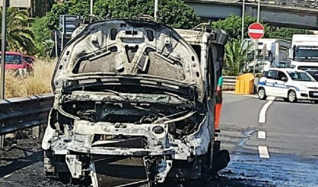 Spazzatura a Catania, anche i mezzi si “ribellano”: camion dei rifiuti prende fuoco sulla SS 121 – FOTO