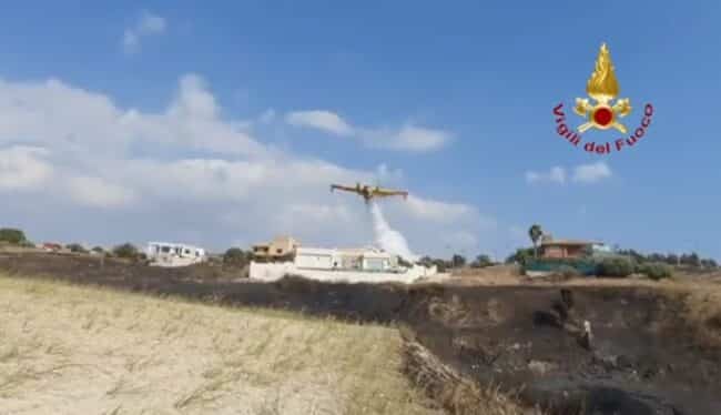 Vasto incendio in Sicilia, le fiamme minacciano le case: necessario l’intervento di un canadair – VIDEO