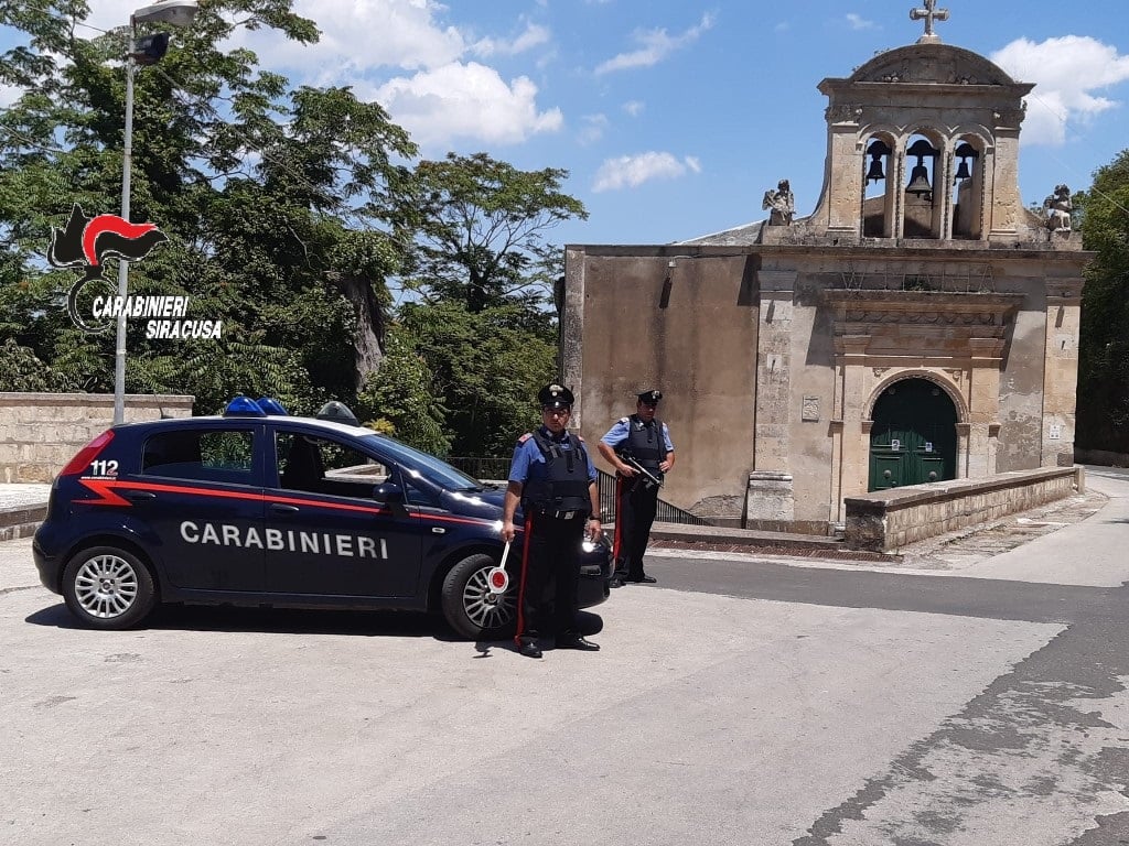 Perseguita l’ex nonostante il divieto di avvicinamento: 47enne si “affida” ai carabinieri che lo arrestano