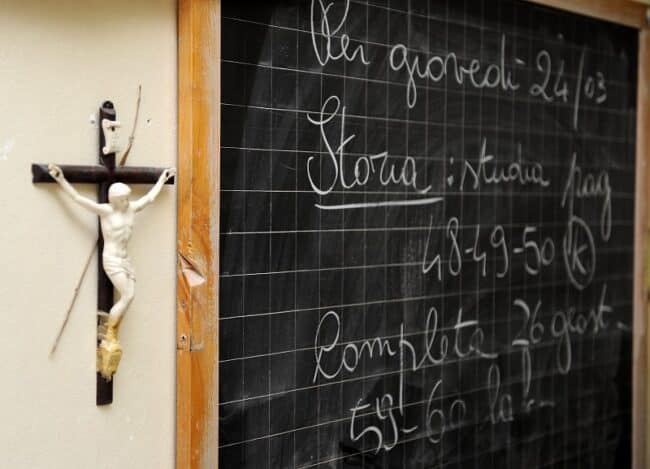 Sì in aula al crocifisso, la Cassazione opta per un “accomodamento ragionevole”: vota il SONDAGGIO