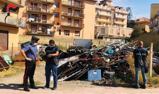 Discarica di rifiuti in pieno centro, pregiudicato mette in piedi piccola “azienda” del riciclaggio: scatta la denuncia
