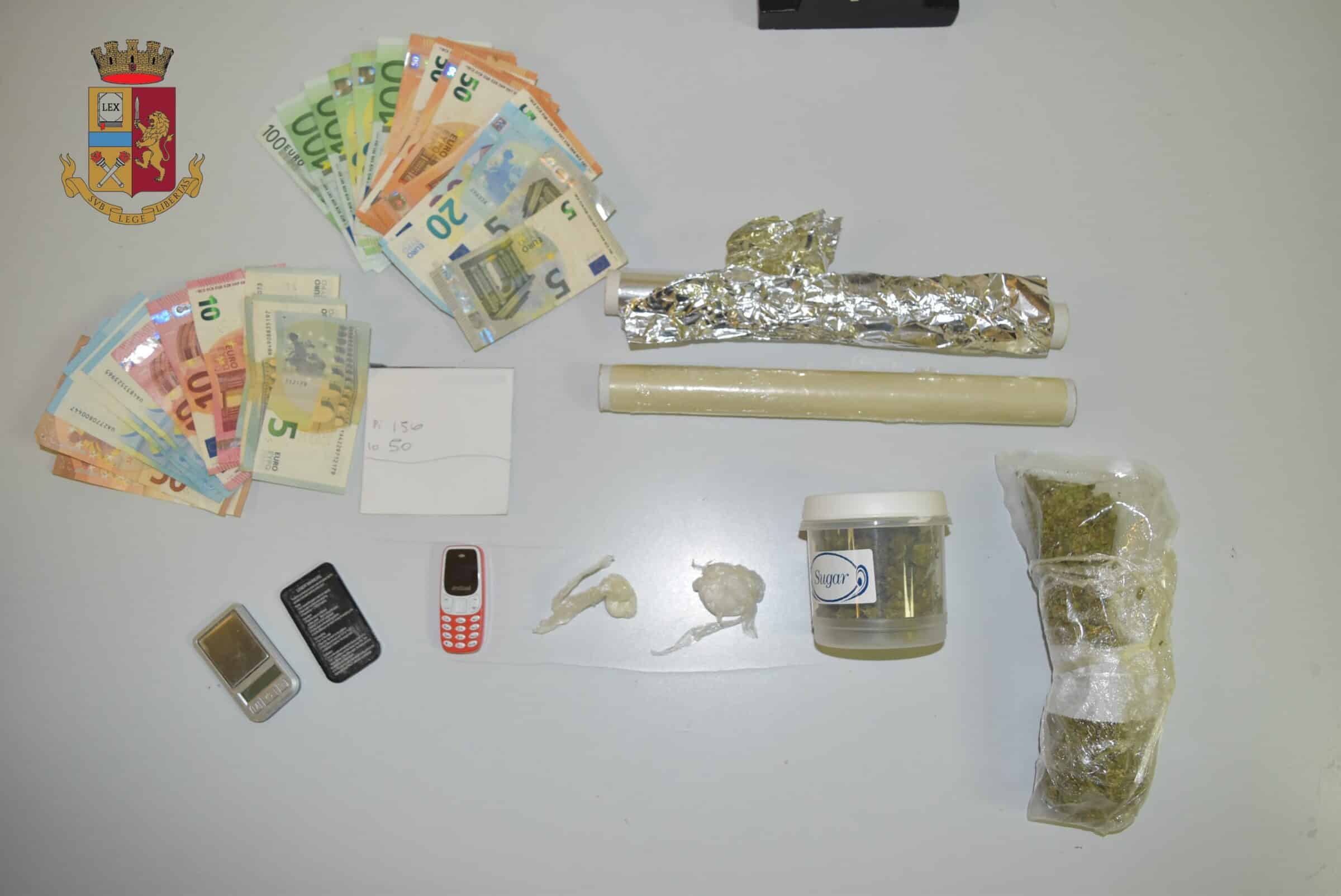 Pusher “pizzicato” dalla polizia in strada, nascondeva droga addosso e in casa: c’è l’arresto
