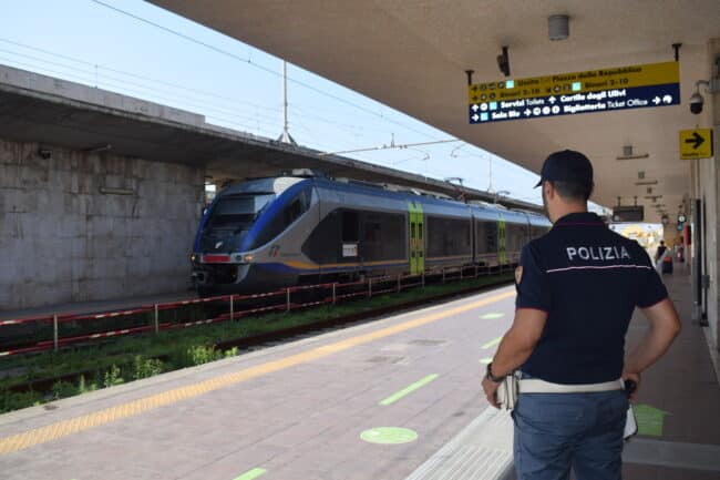 Messina, in treno con 2 Green pass falsi: arrestato per favoreggiamento immigrazione clandestina