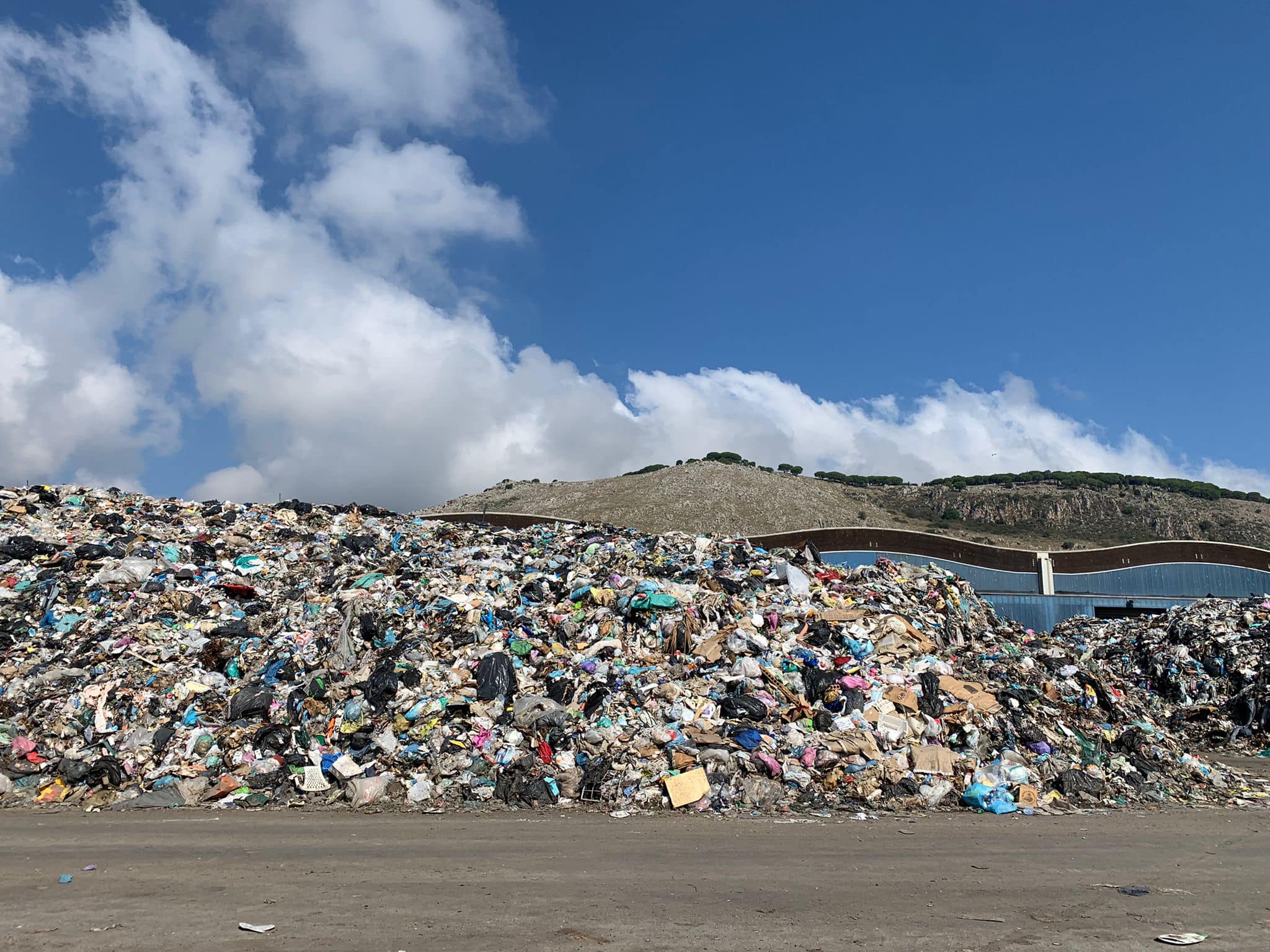“A Bellolampo cumuli di rifiuti alti 8 metri”, scoppia la polemica per l’immondizia proveniente da Catania