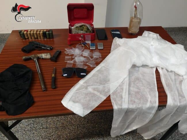 Inseguimento per le vie del centro, due giovanissimi in auto con materiale per rapine e droga
