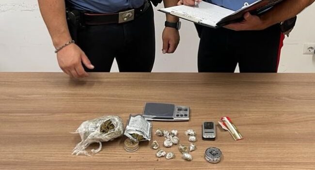 Arrestato venditore ambulante, nascondeva droga tra la merce