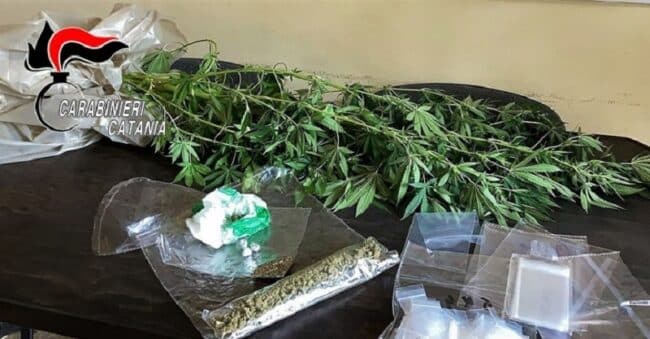 Blitz nel Catanese, carabinieri bussano alla porta e sentono trambusto: 19enne beccato a far sparire la droga