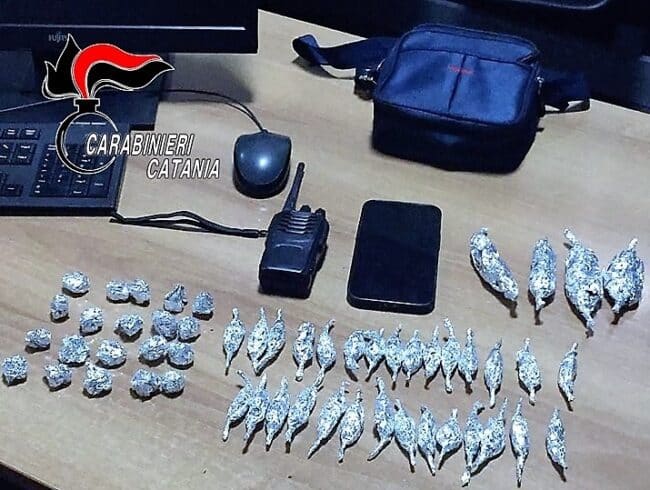 Scene da film in via Capo Passero, pusher vede i carabinieri e lancia in aria il borsello con la droga