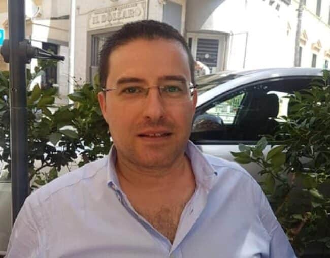 Dal caffè al bar alla morte sul pianerottolo di casa, così è deceduto Francesco Carruba