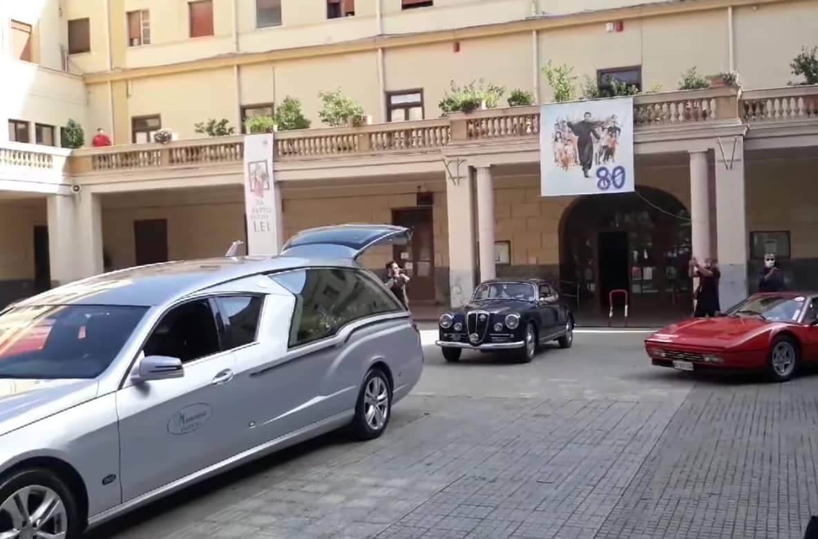 Funerali di Nino Vaccarella, il rombo delle Ferrari omaggia l’ex pilota siciliano – VIDEO