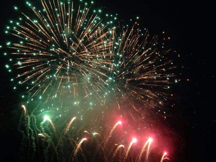 Fuochi d’artificio ripetuti in pieno centro a Catania, scoppia l’indignazione: “Inammissibile”