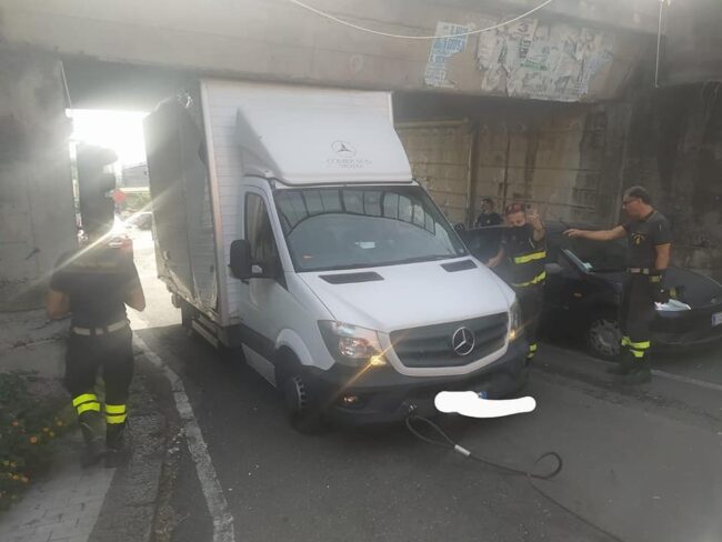 Furgone rimane incastrato sotto il ponte, le FOTO fanno il giro del web: “Certe cose si potrebbero evitare”