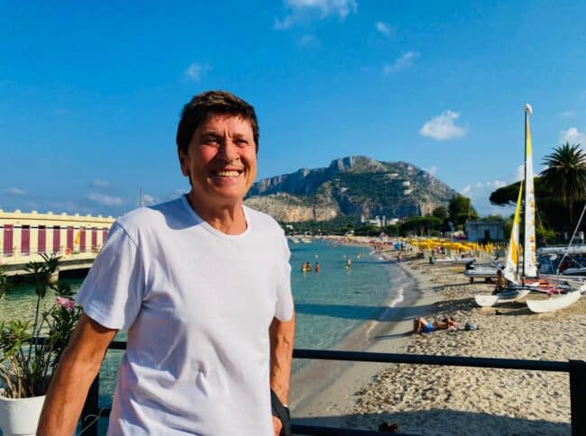 Gianni Morandi a Mondello, fan scatenati:  “Da banane e lamponi a pollanche e cocco bello è un attimo”