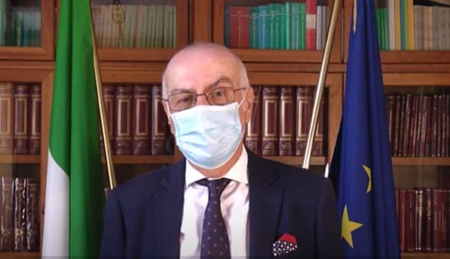 Vaccini anti-Covid, il punto sulla terza dose. Rezza: “Prima alle persone che tendono a rispondere meno”