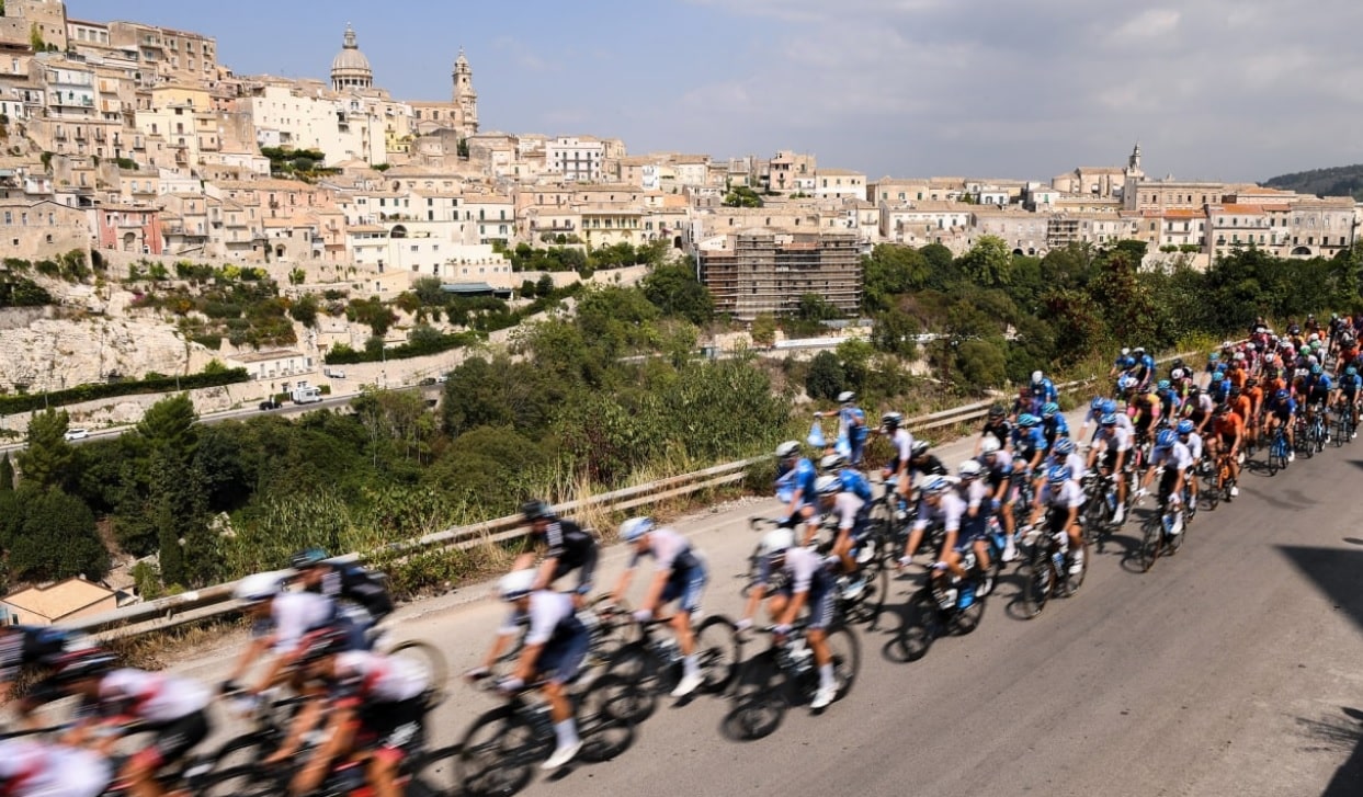 Il Giro di Sicilia arriva a Palermo, chiuse strade e piazze. Orlando: “Arte e sport si intrecciano”