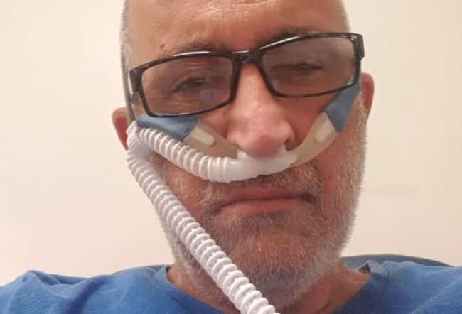 Morto per Covid-19 l’ultrà no-vax. Dall’ospedale gridava ancora al complotto: “Ci opprimono, nessuna resa!”