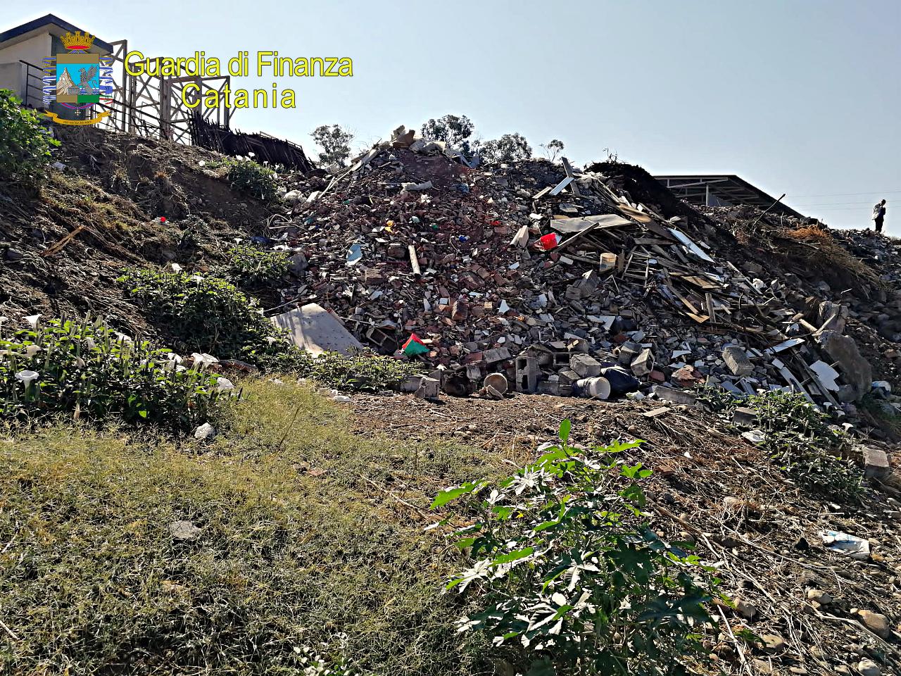 Discarica abusiva nel Catanese, trovati rifiuti edilizi e pneumatici usati: scattano sequestro e denunce