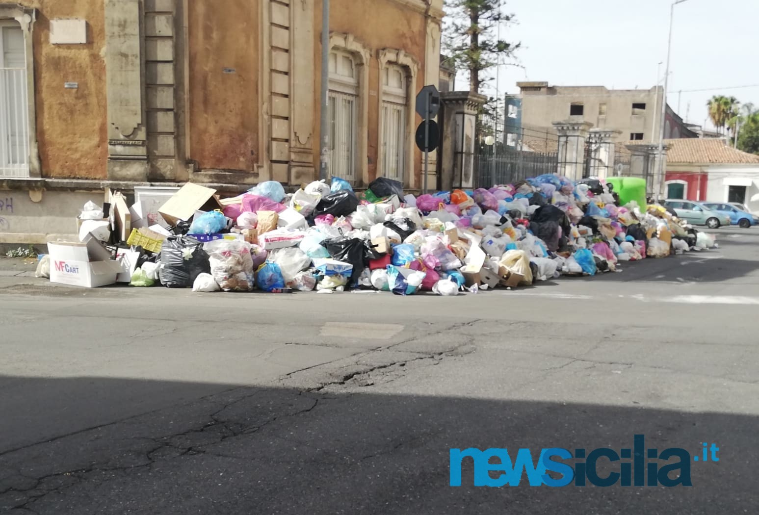 Emergenza rifiuti, la Regione porta l’immondizia di Catania a Palermo: firmato il decreto