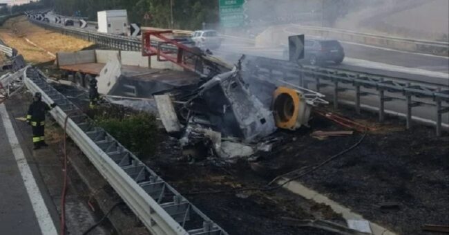 Incidente lungo la A19, autoarticolato esce fuori strada e prende fuoco: 2 feriti in ospedale